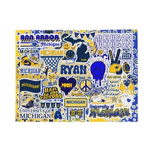 Może przedstawiać: Kolaż naklejek z motywem University of Michigan w kolorze niebieskim i ż&oacute;łtym. Zawiera napisy Ann Arbor, Michigan, Ryan, Hail to the Victors, Go Blue, kosz do koszyk&oacute;wki, piłkę do futbolu amerykańskiego, kask, buty sportowe i uśmiechnięte buźki.