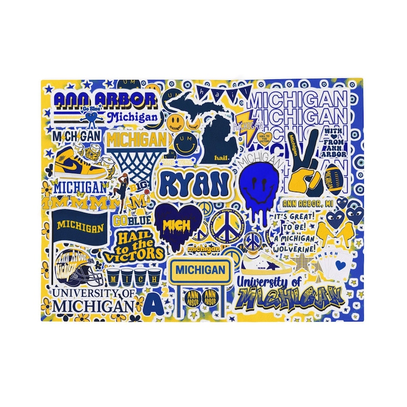 Może przedstawiać: Kolaż naklejek z motywem University of Michigan w kolorze niebieskim i ż&oacute;łtym. Zawiera napisy Ann Arbor, Michigan, Ryan, Hail to the Victors, Go Blue, kosz do koszyk&oacute;wki, piłkę do futbolu amerykańskiego, kask, buty sportowe i uśmiechnięte buźki.