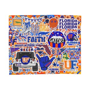 Może przedstawiać: Kolaż naklejek z motywami University of Florida w kolorze pomarańczowym i niebieskim. Elementy obejmują tekst Florida, Gators, Faith i Chomp Chomp, jeepa, kowbojki, gest dłoni shaka, kask do futbolu amerykańskiego oraz wzory kwiatowe.