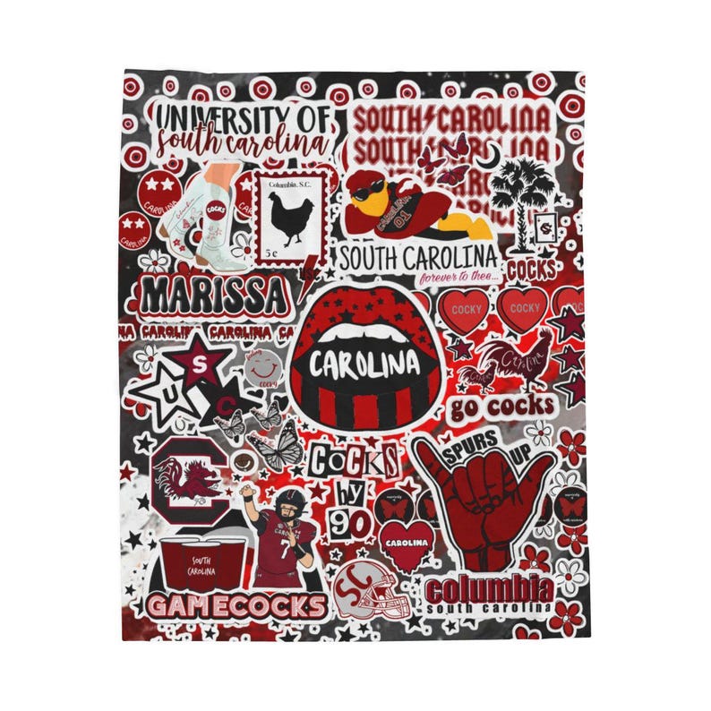 Może przedstawiać: Prostokątny koc z kolażem grafik o tematyce University of South Carolina w kolorach czerwonym, czarnym i białym. Elementy obejmują napisy Carolina, Gamecocks, Columbia, postać gracza futbolu, koguta, usta oraz gwiazdki.
