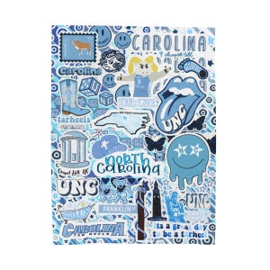 Może przedstawiać: Wydruk kolażowy przedstawiający r&oacute;żne grafiki z motywem North Carolina Tar Heels w odcieniach niebieskiego i białego. Elementy obejmują maskotkę barana, kowbojski but, topniejącą buźkę, logo UNC, mapę Karoliny P&oacute;łnocnej oraz tekst, w tym Carolina, UNC i It's a great day to be a tarheel.
