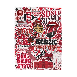 Może przedstawiać: Czerwono-biały koc z kolażem grafik San Diego State University, w tym napisem Kenzie Dance Team, logo SDSU, maskotką, butem sportowym, palmą, sercem, czerwonym kubkiem oraz r&oacute;żnymi gwiazdkami i motylami rozmieszczonymi w całym projekcie.