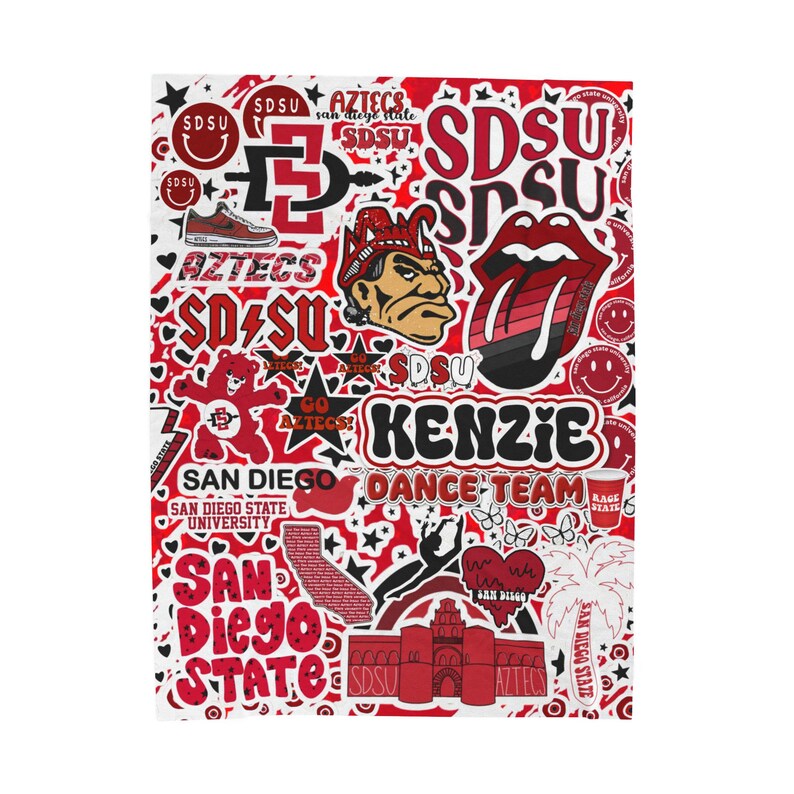 Może przedstawiać: Czerwono-biały koc z kolażem grafik San Diego State University, w tym napisem Kenzie Dance Team, logo SDSU, maskotką, butem sportowym, palmą, sercem, czerwonym kubkiem oraz r&oacute;żnymi gwiazdkami i motylami rozmieszczonymi w całym projekcie.
