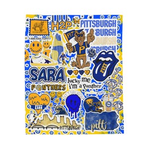 Może przedstawiać: Koc z polaru z kolażem grafik z motywem Pittsburgh Panthers w kolorze niebieskim i złotym. Elementy obejmują maskotkę pantery, tekst SARA, PITT, H2P, lucky me i'm a panther, sneakersy, topniejące serce, kask do futbolu amerykańskiego i panoramę miasta.