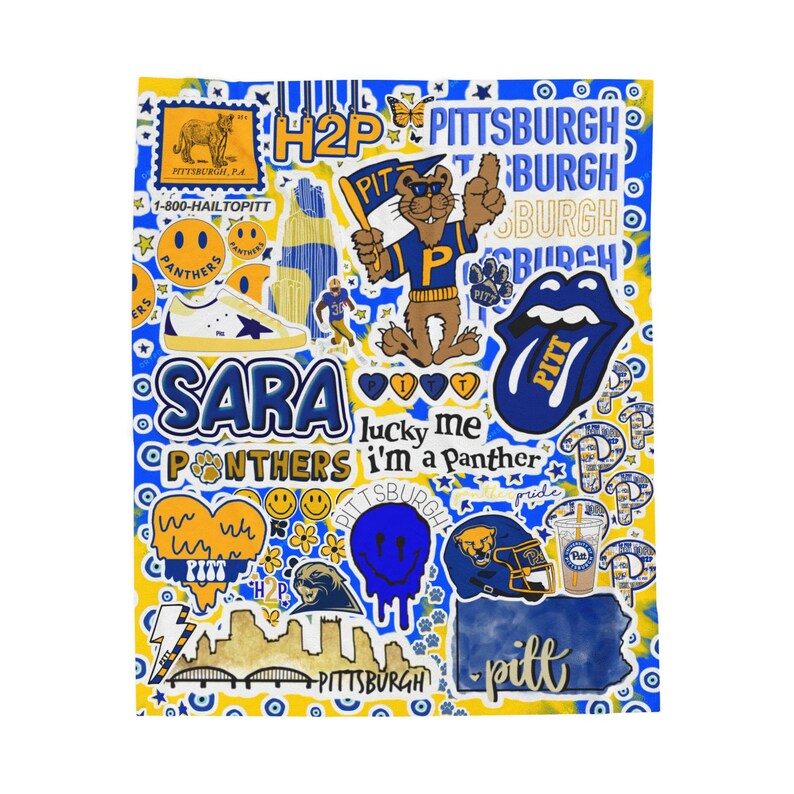 Może przedstawiać: Koc z polaru z kolażem grafik z motywem Pittsburgh Panthers w kolorze niebieskim i złotym. Elementy obejmują maskotkę pantery, tekst SARA, PITT, H2P, lucky me i'm a panther, sneakersy, topniejące serce, kask do futbolu amerykańskiego i panoramę miasta.