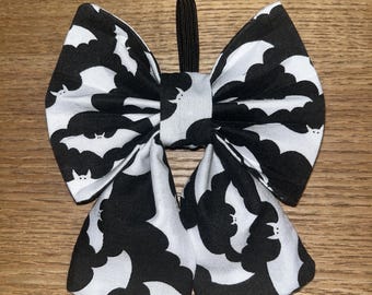 Handmade Halloween Dog Bow Tie: Spooky Bats, Stylish Pet Accessory