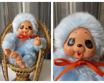 vintage Monchhichi Friend par El Greco Big Eyes And Teeth Baby Blue Fluffy Stuffed Animal Doll Toy 24cm Tall Very Rare Greek Collectible Doll