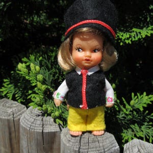 Vintage 1960s &#39;Svensk Folkdrakt&#39; Doll Mini Folk Art Sweden Costume Doll &#39;Souvenir Docka&#39;, 14 cm Tall
