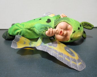 Vintage Anne Geddes Lovely Liegen Schlafen Baby-Schmetterling Grün & Gelb 27cm Hoch Vinyl Kopf Plüsch Körper Stofftier Puppe, Green Tag