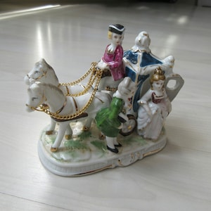 Figura de porcelana antigua: composición de un carruaje tirado por caballos, carroza de Cenicienta y dos caballos, marca impresa