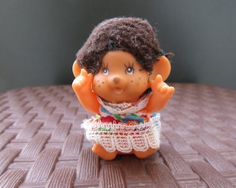 Muñeca Monchhichi vintage: juguete miniatura raro, brazos articulados, Hong Kong