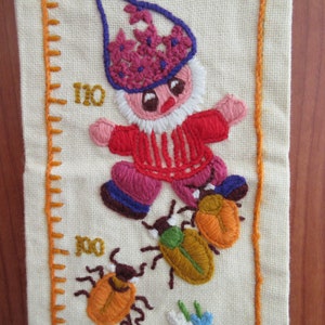 Règle de mesure de broderie vintage, courbe de croissance des nains de jardin, chambre d'enfant, suspension murale, broderie à la main des années 1970, beau bâton de bambou