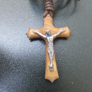 Handgeschnitzte Holz Kruzifix Halskette Handarbeit katholischer Schmuck