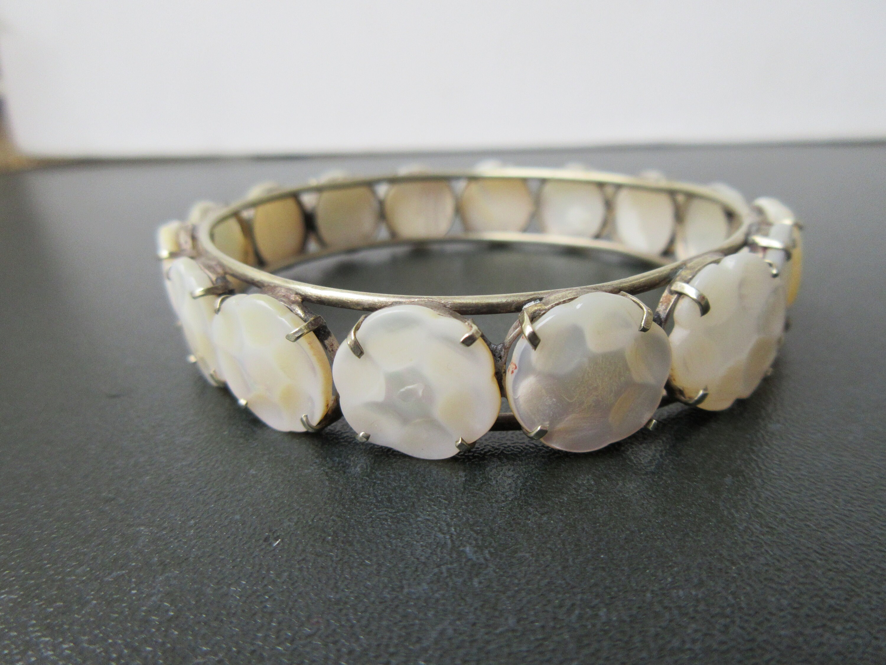 ヴィンテージ 手彫り マザーオブパール フローラル バングル
