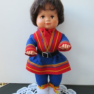 Vintage Sami Doll From CARESUANDO HEMSLÖJD Sweden Collectible Traditional Folk Costume Doll Sleeping Eyes, Mid-Century Souvenir Doll, H:33cm