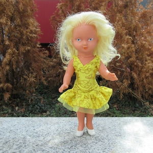 Cute Vintage East Germany GDR Rubber Doll, Hand-Painted Blue Eyes & High-Heels, 21cm Standing, Movable Head Arms Legs, Yellow Barbie Dress