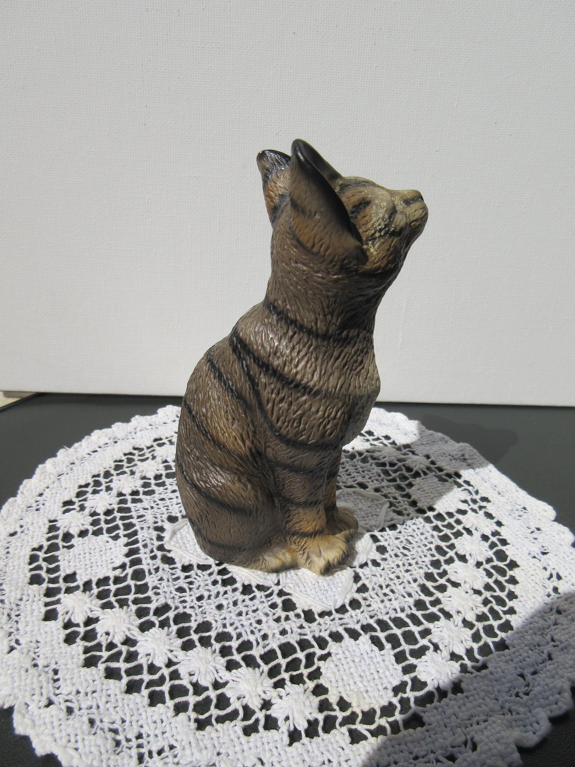 JK Kitten Paws on Leaf ceramic figurine. 4 inches. JK X013A