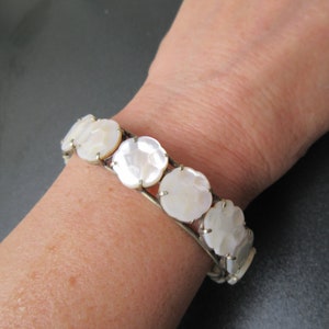 Vintage schöne handgeschnitzte Perlmutt Muschel floral geformte Armreif, versilberter Armreif Ring