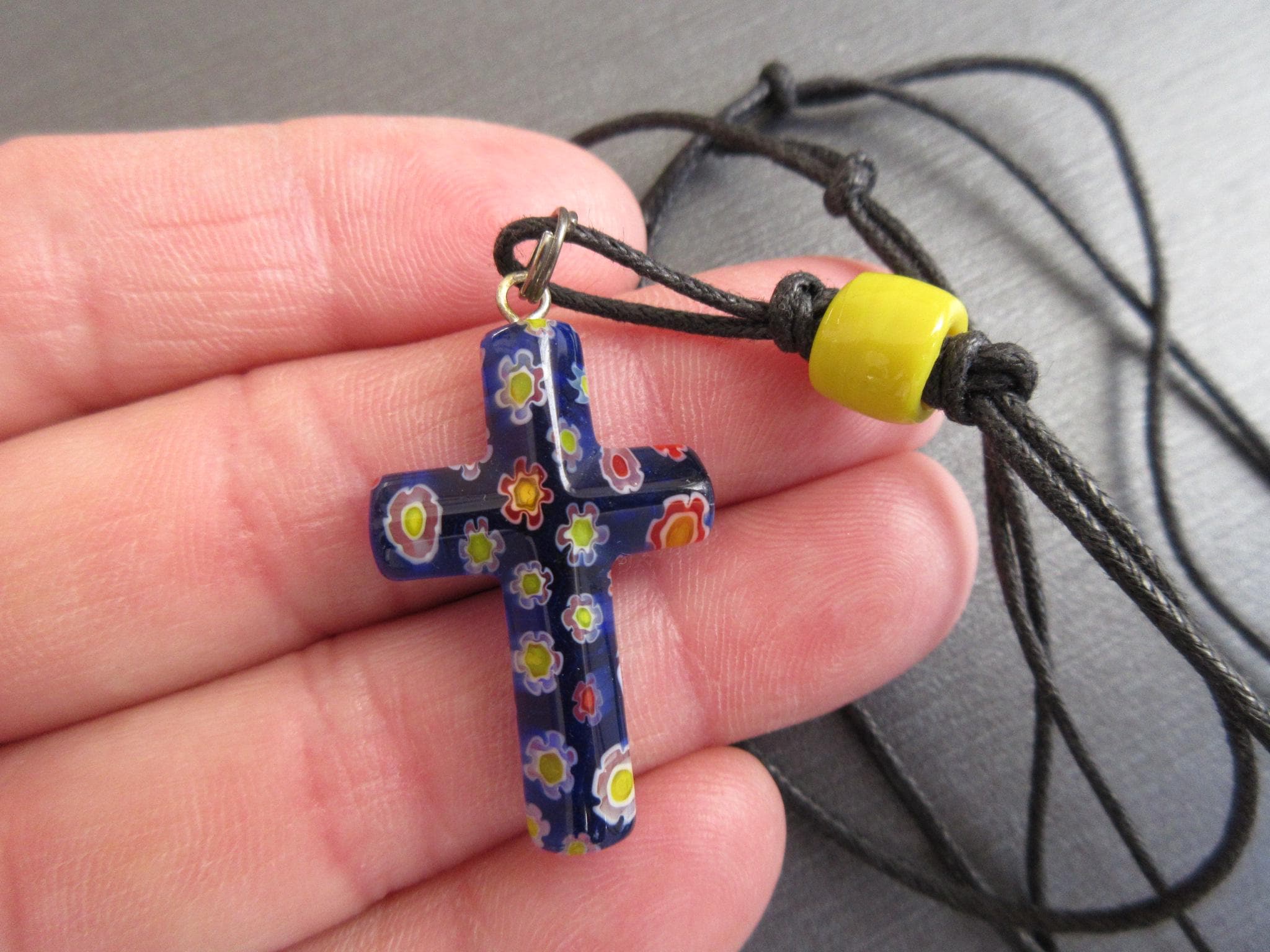 Pendentif croix tau en verre de Murano Millefiori 33x27mm