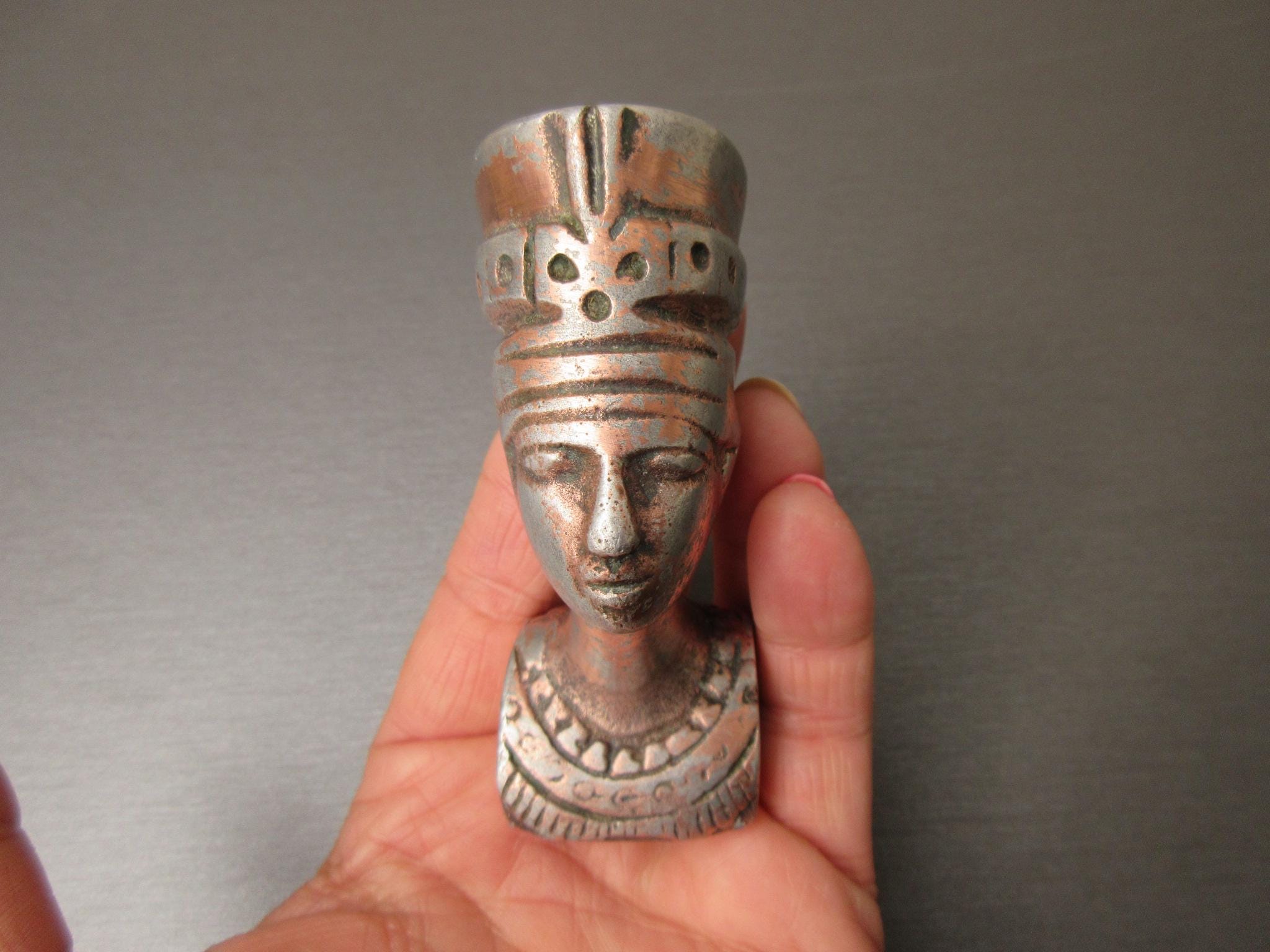 ヴィンテージ メタル ネフェルティティ 胸像：エジプトの