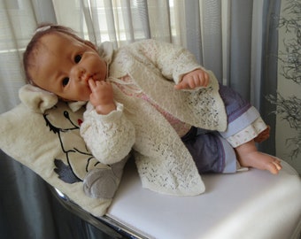 Muñeca renacida Werkhaus E Knoops: niña morena, cuerpo de vinilo y tela