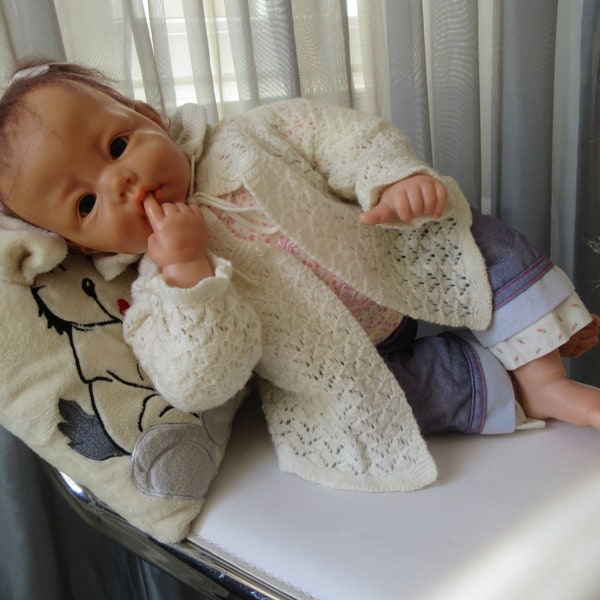 Werkhaus E Knoops Künstler Reborn Baby Brunette Mädchen Puppe Vinyl mit/Stoff Body 54 cm Lebensechte Baby Puppe 1015 Gramm