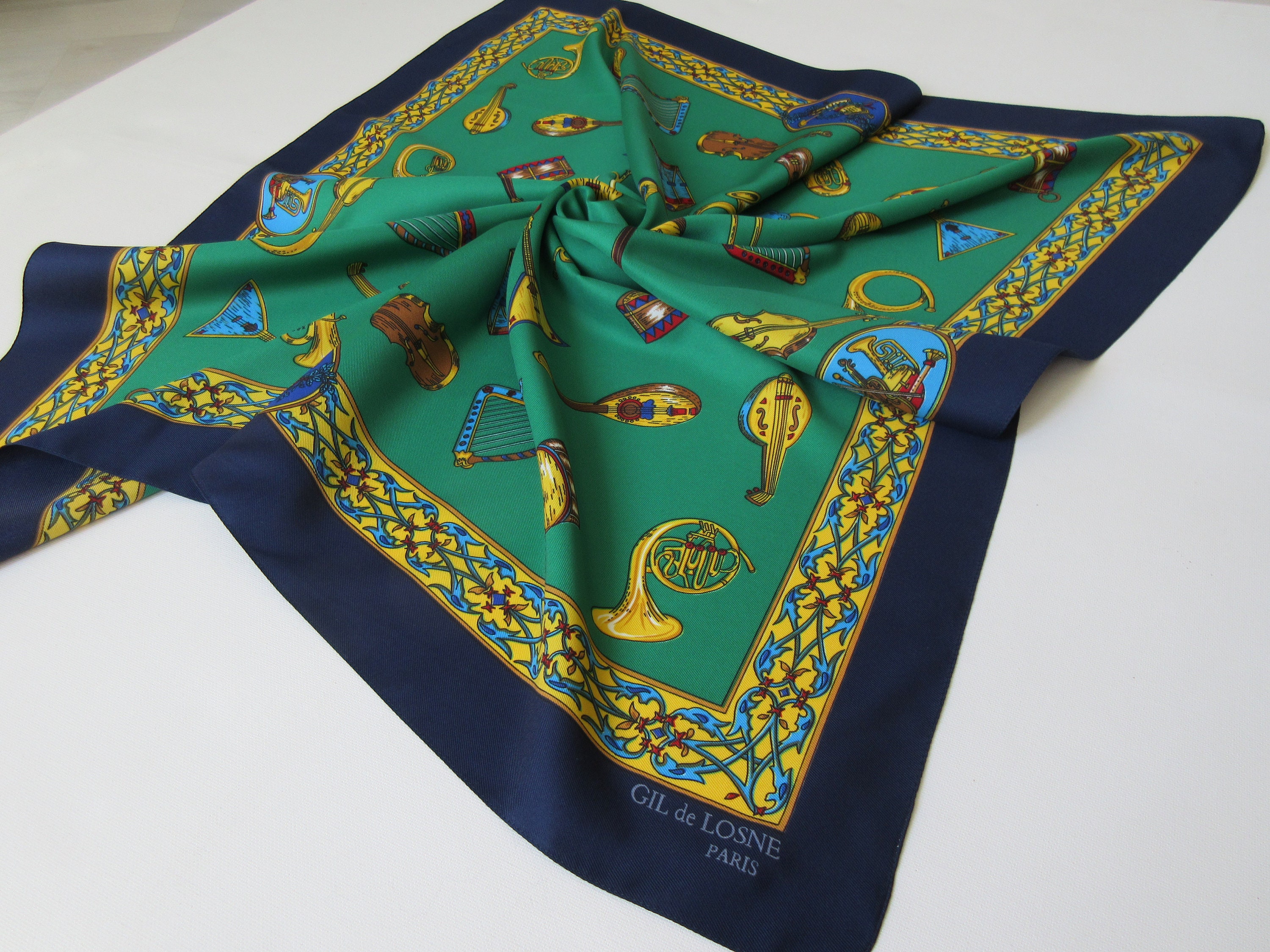 Foulard Carré Gil De Losne Paris - Motif équestre Avec Empreintes Animales - Polyester, Fabriqué En Italie
