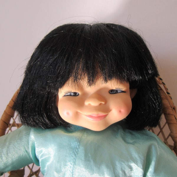 Début des années 1980 JMB Jacobsen Asian Charming Girl Doll 13.38'' par Mieler Dolls Limited 21358