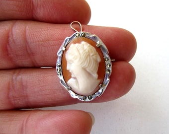 Broche colgante de camafeo victoriano de plata 800 • Concha tallada a mano, marco de marcasita