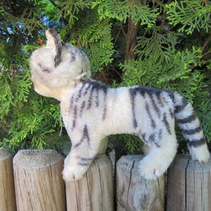 Vintage STEIFF Stripped Mohair Plush Katze Tabby Cat Standing, Pupil Eyes, ID 2700/17, Production 1968 to 1977, Collector Animal Toy 17x26cm