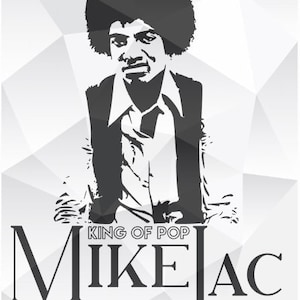 Puede incluir: Silueta en blanco y negro de Michael Jackson, el Rey del Pop, con un peinado afro y vistiendo una chaqueta y una camisa. El texto "KING OF POP" y "MIKE JAC" está debajo de la imagen.