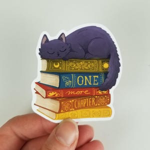 Sticker vinyle Chat mignon sur une pile de livres / « Un chapitre de plus » / sticker imperméable / cadeau pour amoureux des livres / cadeau pour amoureux des chats