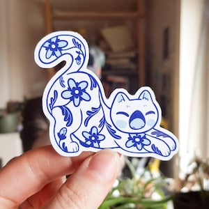 Chat en porcelaine n° 5 / Sticker en vinyle Chat blanc avec fleurs bleues / Art floral mignon de chat / Sticker imperméable de style porcelaine / cadeau pour amoureux des chats