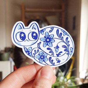 Chat en porcelaine #1 / Sticker en vinyle Chat blanc avec fleurs bleues / Art floral mignon de chat / Sticker imperméable de style porcelaine / cadeau pour amoureux des chats