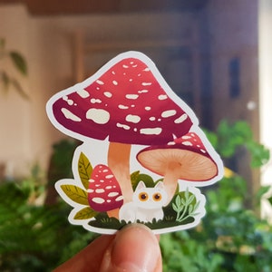 Autocollant vinyle chat blanc / Chat mignon dans la forêt sous les champignons / Autocollant imperméable / cadeau pour amoureux des chats