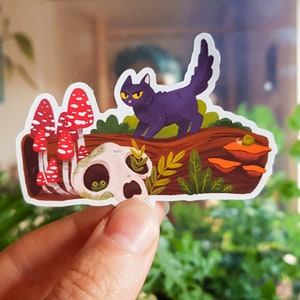 Schwarze Katze Vinyl Sticker / Süße Katze im Wald auf einem mit Pilzen überwachsenem Baumstamm mit einem Schädel / Geschenk für Katzenliebhaber