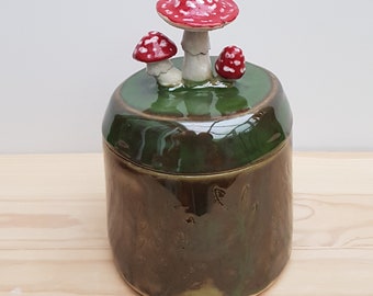 Boîte en céramique vert foncé avec champignons/boîte à bijoux en poterie faite main/décor Cottagecore