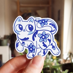 Chat en porcelaine n° 4 / Sticker en vinyle Chat blanc avec fleurs bleues / Art floral mignon de chat / Sticker imperméable de style porcelaine / cadeau pour amoureux des chats