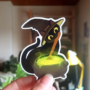 Bonita pegatina de vinilo de gato negro / gato brujo con un caldero / pegatina espeluznante de Halloween / pegatina impermeable / regalo para amantes de los gatos