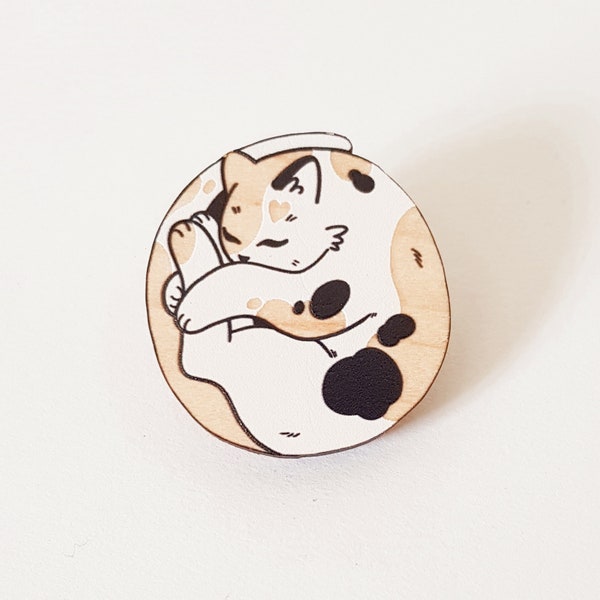 Broche chat mignon / Broche en bois chat calicot endormi recroquevillé / cadeau pour amoureux des chats