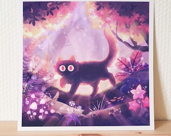 Op de afbeelding: Een fantasievolle kunstprint met een zwarte kat met helderrode ogen, die door een magisch bos loopt. Het kunstwerk gebruikt tinten paars, roze en groen, met gestileerde planten en paddenstoelen. De kat staat centraal, tegen een dromerige, verlichte achtergrond.