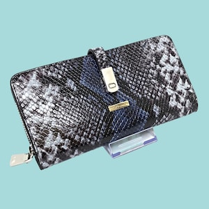 Echtleder Geldbörse mit Schwarz Weiß und Blau Krokodil Muster - Handgemachter Luxus für Damen - Exquisite Eleganz
