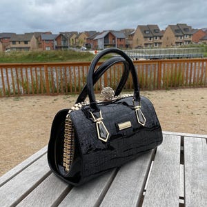 ELEGANTE VEGAN PATENT Ledertasche mit Metall Akzenten, Damen Luxustasche