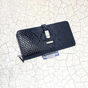Elegancia redefinida: Cartera de piel con estampado de cocodrilo azul marino: lujo artesanal con estilo y funcionalidad.