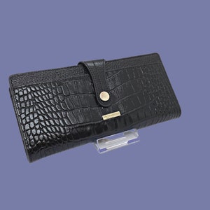 Stylish Alligator Pattern Leather Wallet - Handmade Functional and Trendy