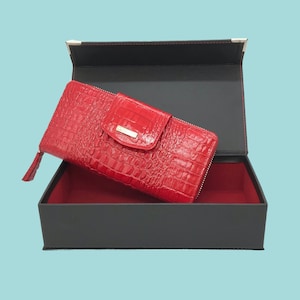 Elegante cartera de piel de caimán roja: un accesorio para mujer que complementa la belleza.