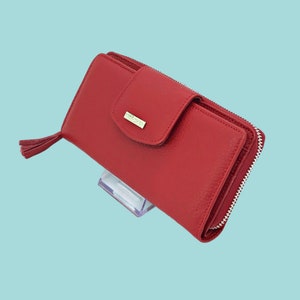 Cartera de piel roja con cremallera para mujer: un regalo elegante y con estilo.