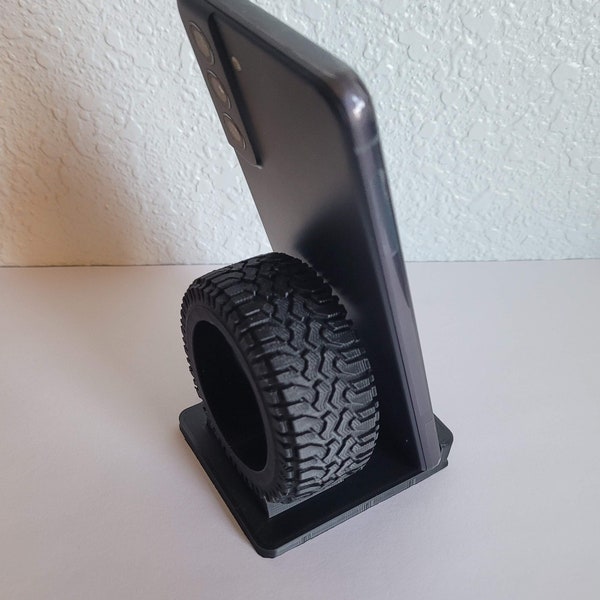 All-Terrain-Reifen-Telefonständer, in verschiedenen Farben erhältlich, aus erneuerbaren Materialien hergestellt, einteilige Konstruktion. Hergestellt in den USA! 3D Gedruckt