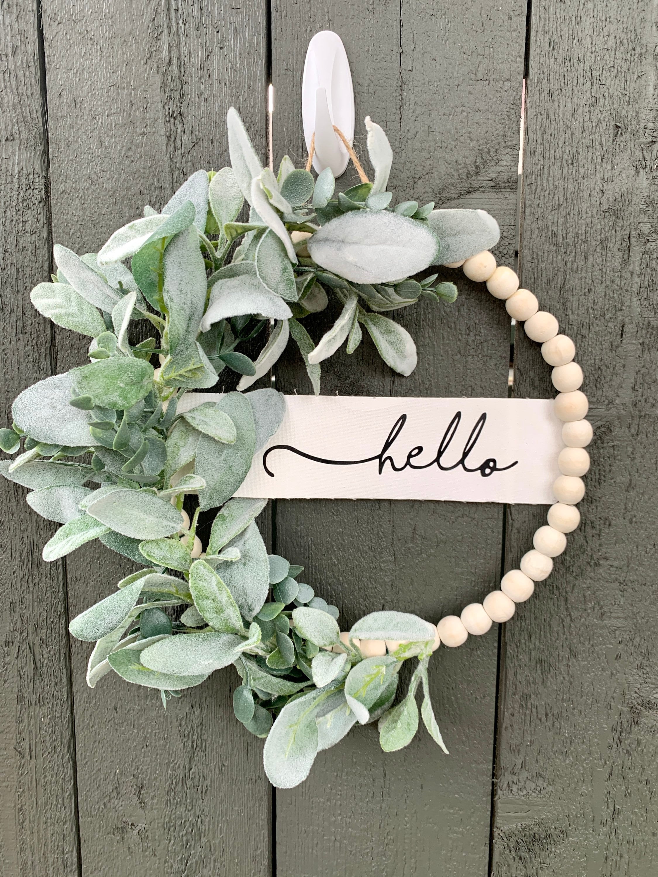 Couronne de porte d'entrée bonjour, couronne de perles en bois moderne neutre, couronne à anneaux avec oreilles d'agneau et eucalyptus, couronne toute l'année, couronne à anneaux en toile
