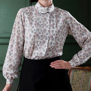 Vintage grey white blouse, top, shirt with flower pattern and folds, size S/M